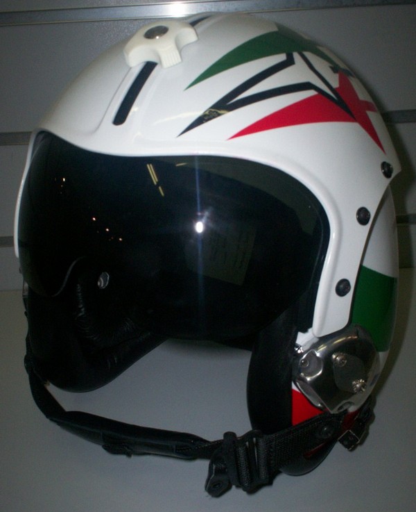 Il casco caschi di volo piloti Frecce Tricolori PAN Pattuglia Acrobatica  Nazionale Aeronautica Militare Italiana AMI pilota aviatori aviatore con  specifiche MIL militari maschera ossigeno