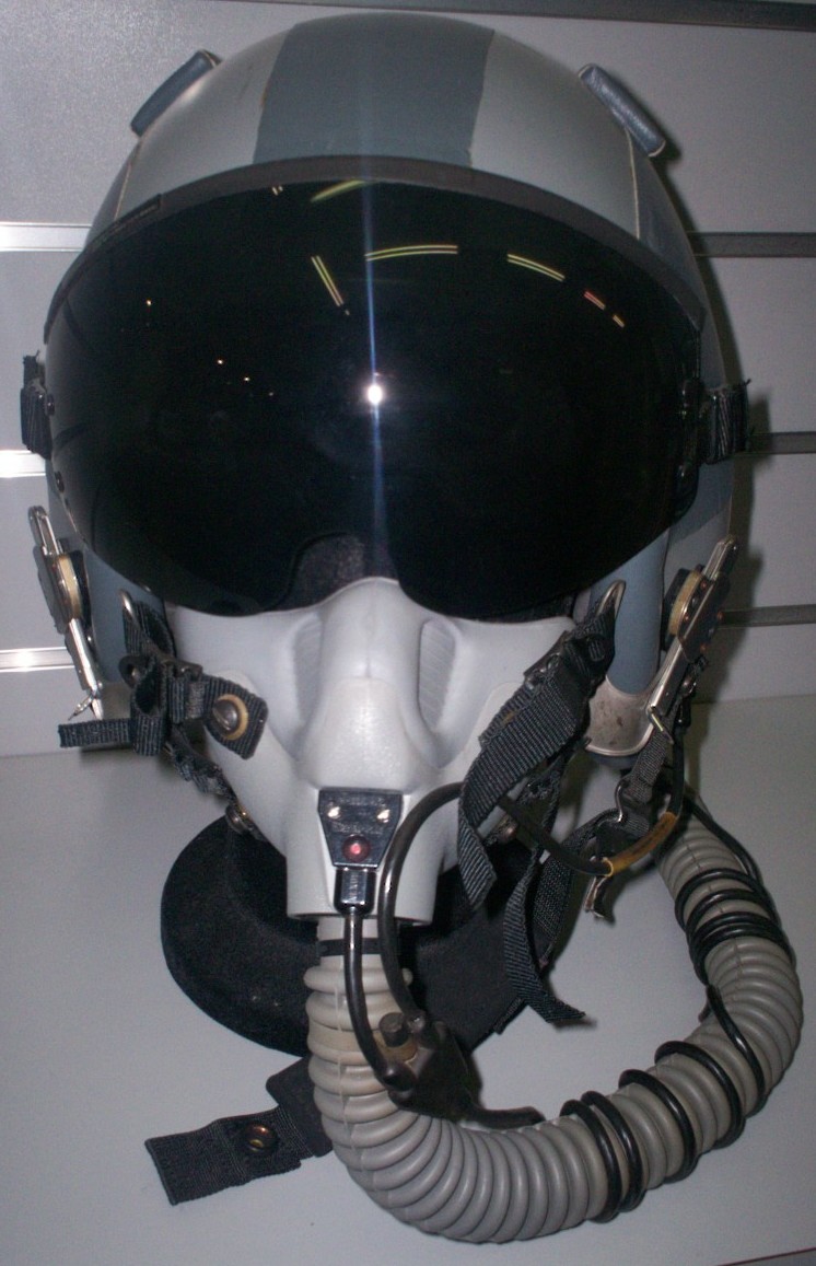 I caschi casco di volo per piloti militari pilota militare collaudatori  aeronautica aeronautiche aerei aeroplani aereo aeroplano jet con specifiche  MIL equipaggiamento maschera ossigeno HGU-SS/P